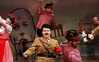 W teatrze o dyktaturze